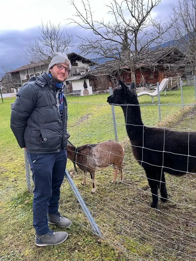 Paulus Guter schaut Lamas an